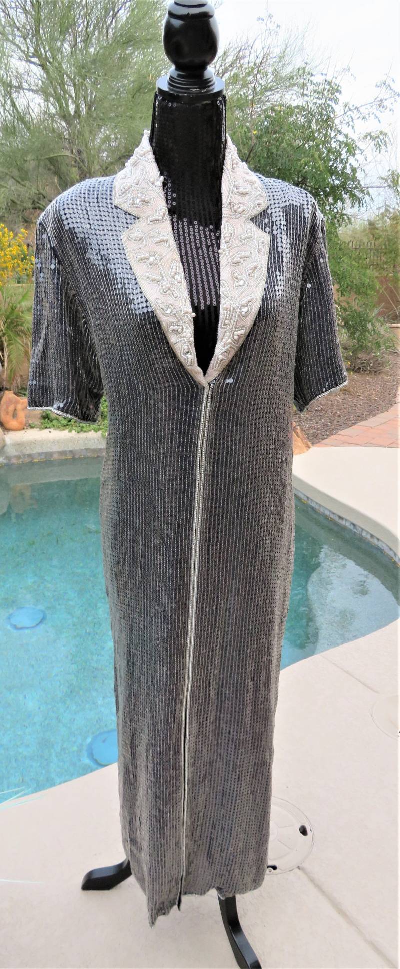 Vintage Pallavi Reine Seide Navy Weiß Pailletten Perlen Duster Jacke Größe L Vintage Pallavi Reine Seide Navy Weiß Pailletten Perlen Duster Jacke Größe L von FannyChanel