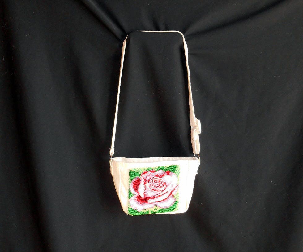 Umhängetasche Aus Baumwolle Mit Perlengestickter Blume von FantaisiesSonia