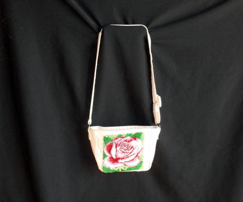 Umhängetasche Aus Baumwolle Mit Perlengestickter Blume von FantaisiesSonia