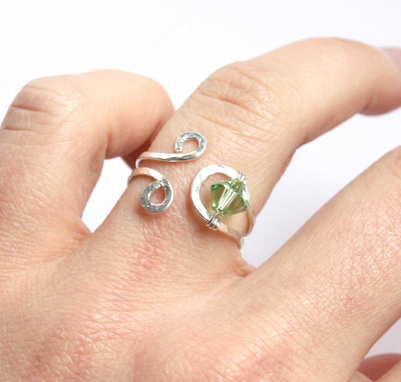 Einstellbare Silber Ring - Choice Von Swarovski Kristall Farbe Und Gehämmert Sterling Draht Gewickelt Benutzerdefinierte Größe von FantasiaElegance