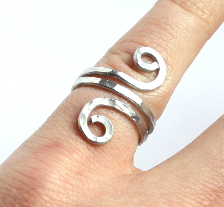 Einstellbare Silber Ring - Gehämmerte Textur Aluminiumdraht Umwickelt Double Swirl Bequemer Multi Größe von FantasiaElegance