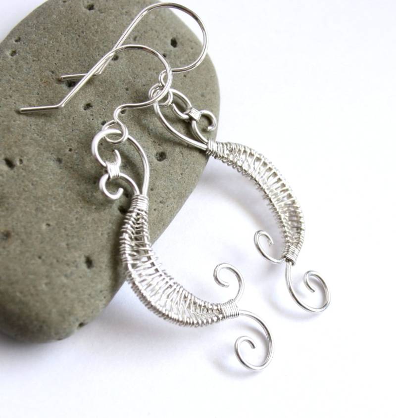 Sichel Mond Draht Gewickelt Ohrringe - Silber Gewebte Swirl Elfen von FantasiaElegance