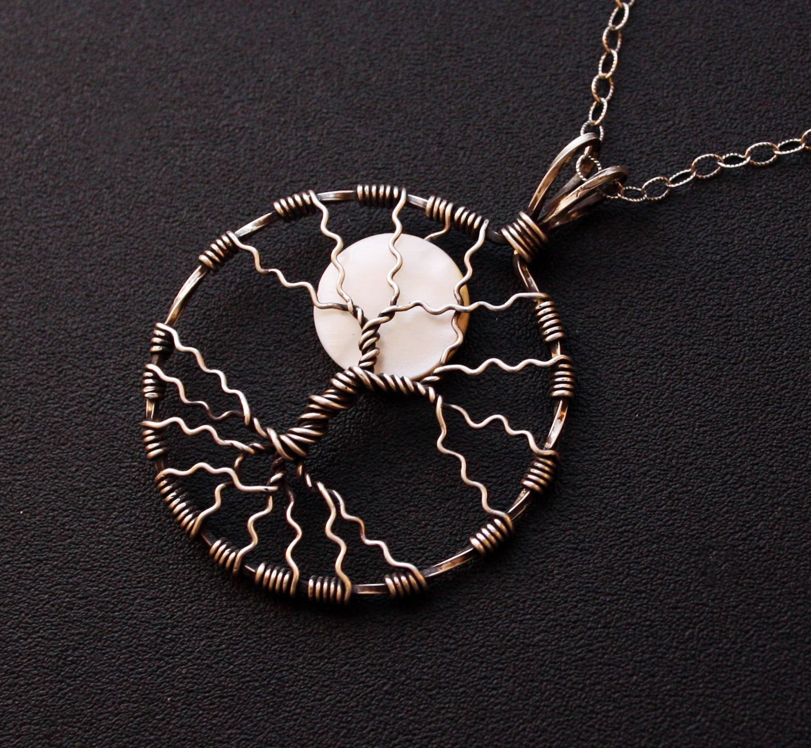 Vollmond Baum Des Lebens Anhänger Halskette - Antik Silber Wire Wrapped Mit Weißem Perlmutt Herbst Ernte Halloween Schmuck von FantasiaElegance