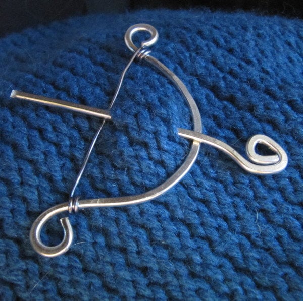 Aluminium Pfeil Und Bogen Brosche Handgefertigte Strickbrosche von Fantasidea