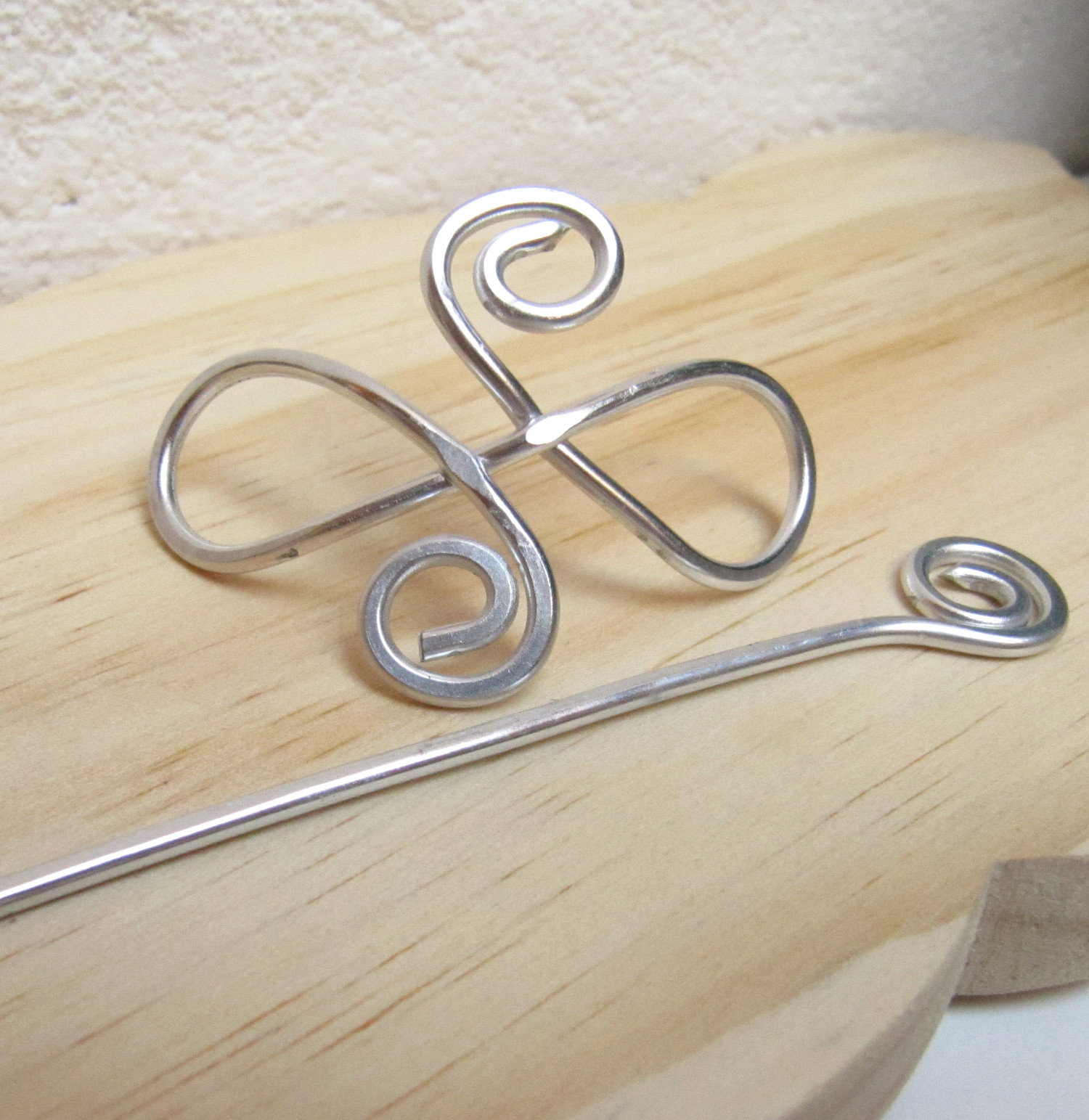 Gehämmerte Unendlichkeit Knoten Pin Aluminium Schal, Oder Haar Clip von Fantasidea