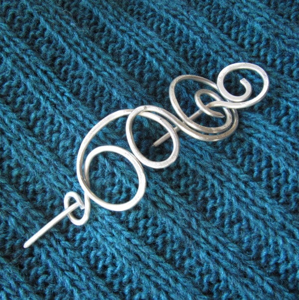 Silber Aluminium Schalnadel Brosche Draht Gehämmert Spirale Einzigartiges Design von Fantasidea