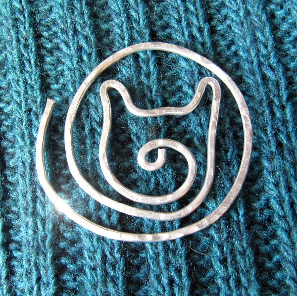 Silber Kitty Katze Pin Gehämmerte Aluminium Spirale Brosche von Fantasidea