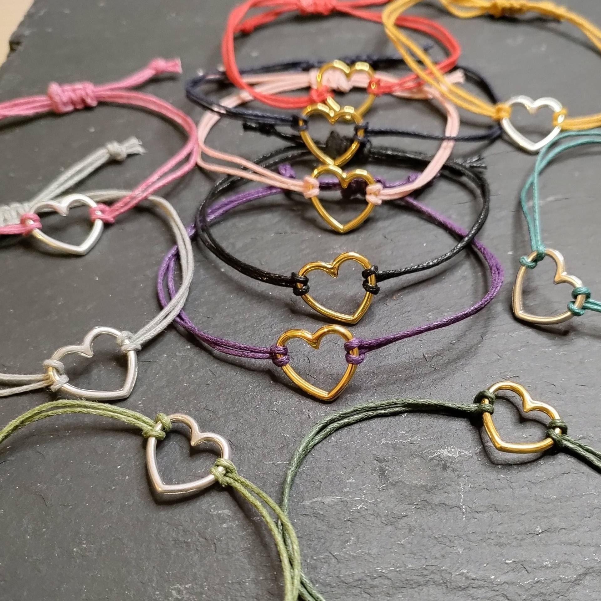 Feines Makramee Herzarmband I Freundschaftsarmband in Vielen Farben Feines Makramee Herzarmband I Freundschaftsarmband in Vielen Farben von Fantasieschmuck