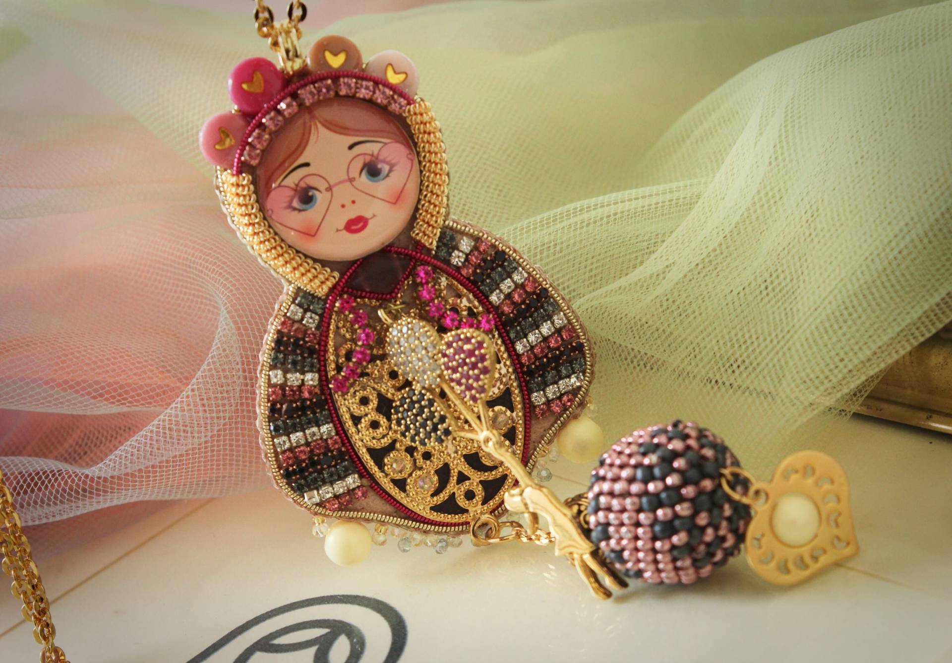 Bestickte Matroschka Verschachtelung Puppe Halskette, Herz Stil Babuschka Anhänger, Rosa Und Weiße Geschenkidee Bestickte Matroschka Verschachtelung Puppe Halskette, Herz Stil Babuschka Anhänger, Rosa Und Weiße Geschenkidee von Fantasiria