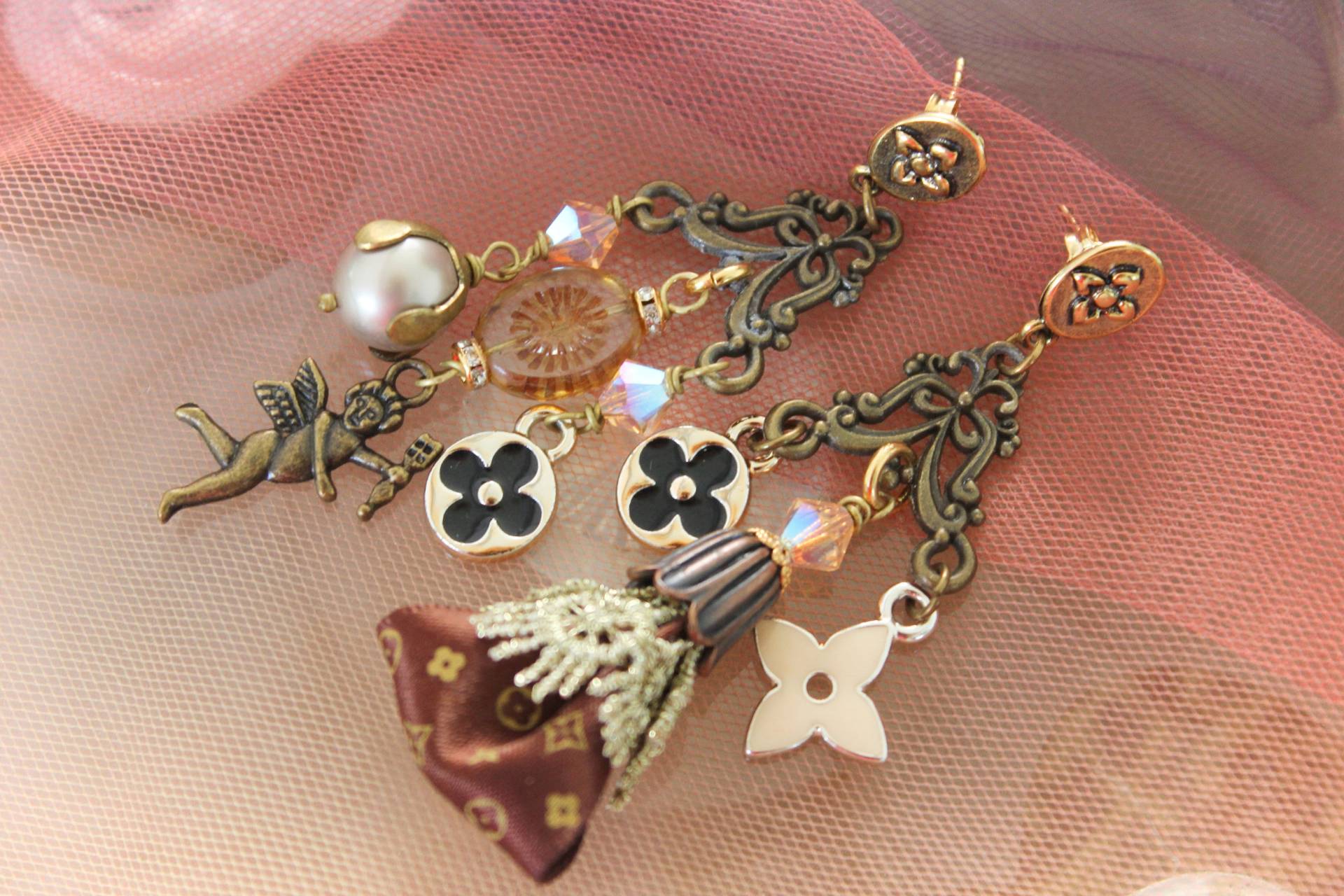 Bestickte Ohrringe, Textilien Und Stoff Spitze Charms Luxus-Design Antiken Stil Bestickte Ohrringe, Textilien Und Stoff Spitze Charms Luxus-Design Antiken Stil von Fantasiria