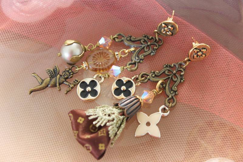 Bestickte Ohrringe, Textilien Und Stoff Spitze Charms Luxus-Design Antiken Stil Bestickte Ohrringe, Textilien Und Stoff Spitze Charms Luxus-Design Antiken Stil von Fantasiria