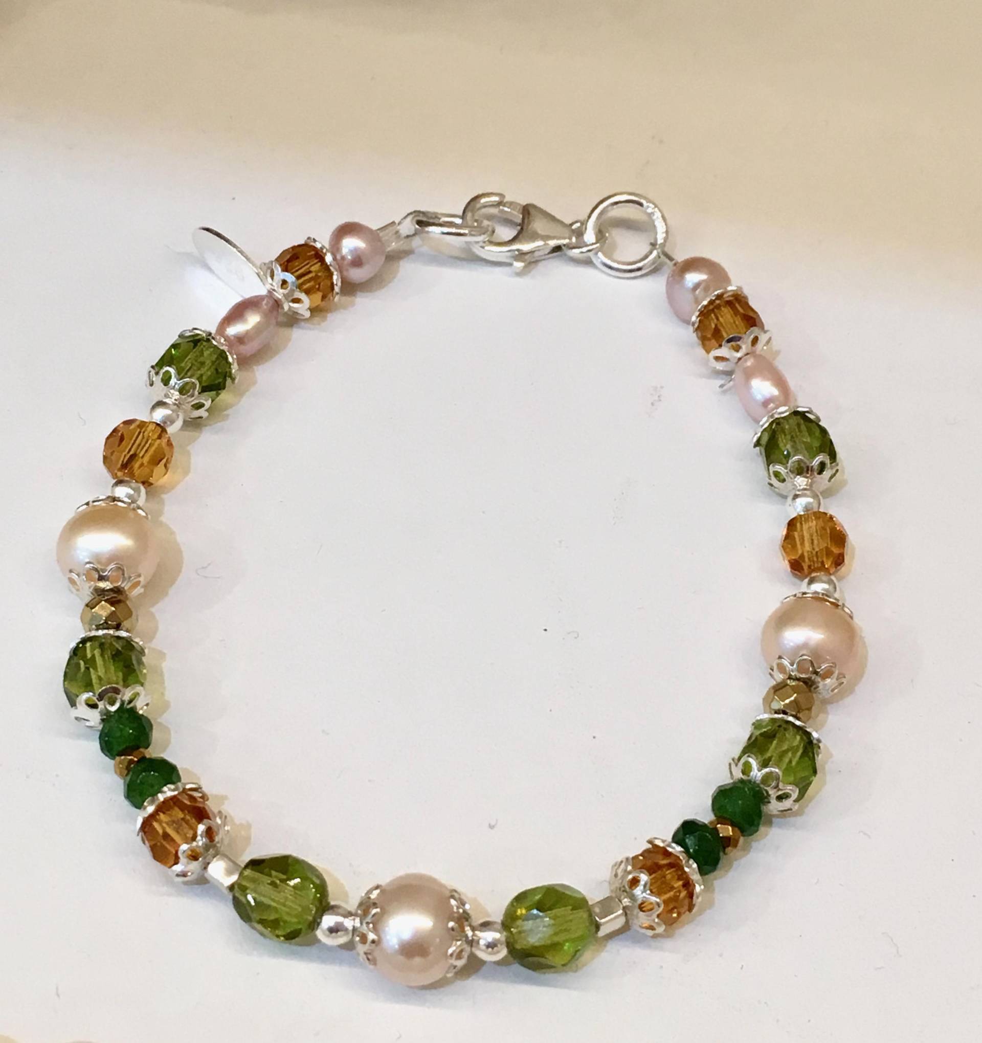 Armband Aus 925Er Silber, Barockperlen Und Grünen Ockerfarbenen Swarovski-Kristallen Armband Aus 925Er Silber, Barockperlen Und Grünen Ockerfarbenen Swarovski-Kristallen von FantasjaCreations