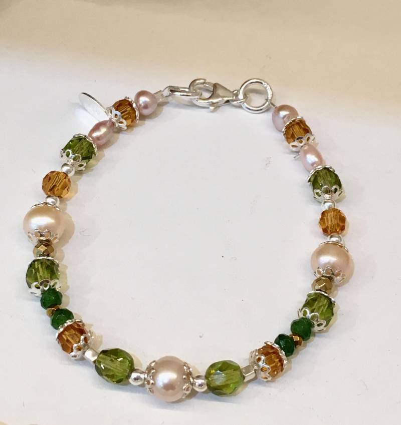 Armband Aus 925Er Silber, Barockperlen Und Grünen Ockerfarbenen Swarovski-Kristallen Armband Aus 925Er Silber, Barockperlen Und Grünen Ockerfarbenen Swarovski-Kristallen von FantasjaCreations
