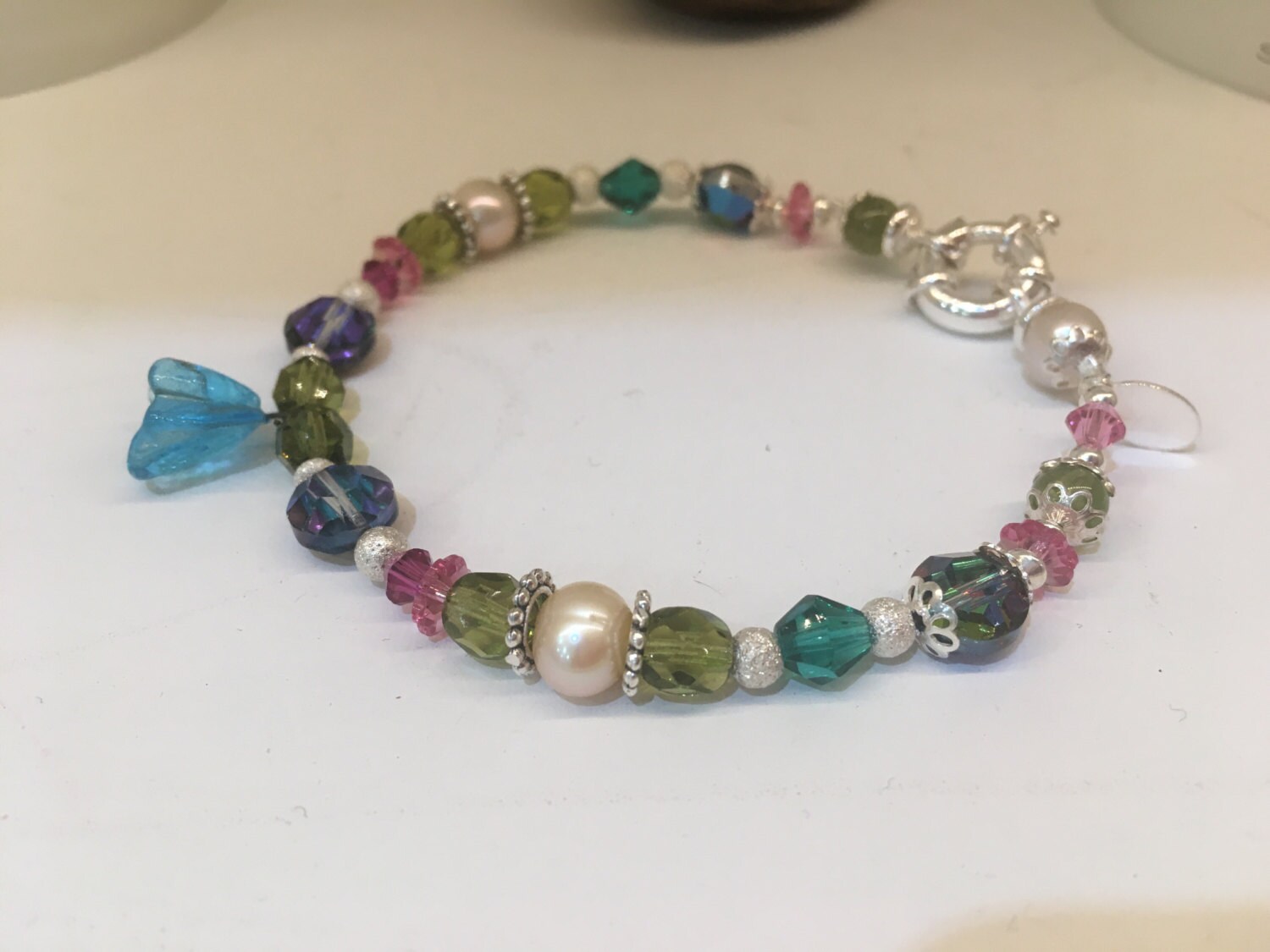 Armband Aus 925Er Silber, Perlen Und Blaugrün-Rosa Swarovski-Kristallen Armband Aus 925Er Silber, Perlen Und Blaugrün-Rosa Swarovski-Kristallen von FantasjaCreations