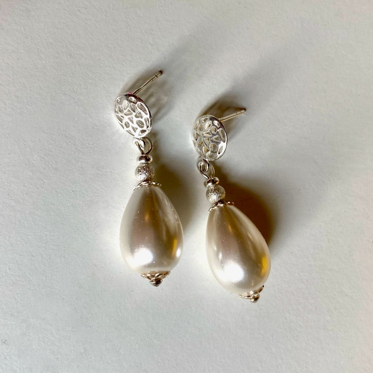 Perlentropfen Und Baumelnde Ohrringe Aus S925-Silber Perlentropfen Und Baumelnde Ohrringe Aus S925-Silber von FantasjaCreations
