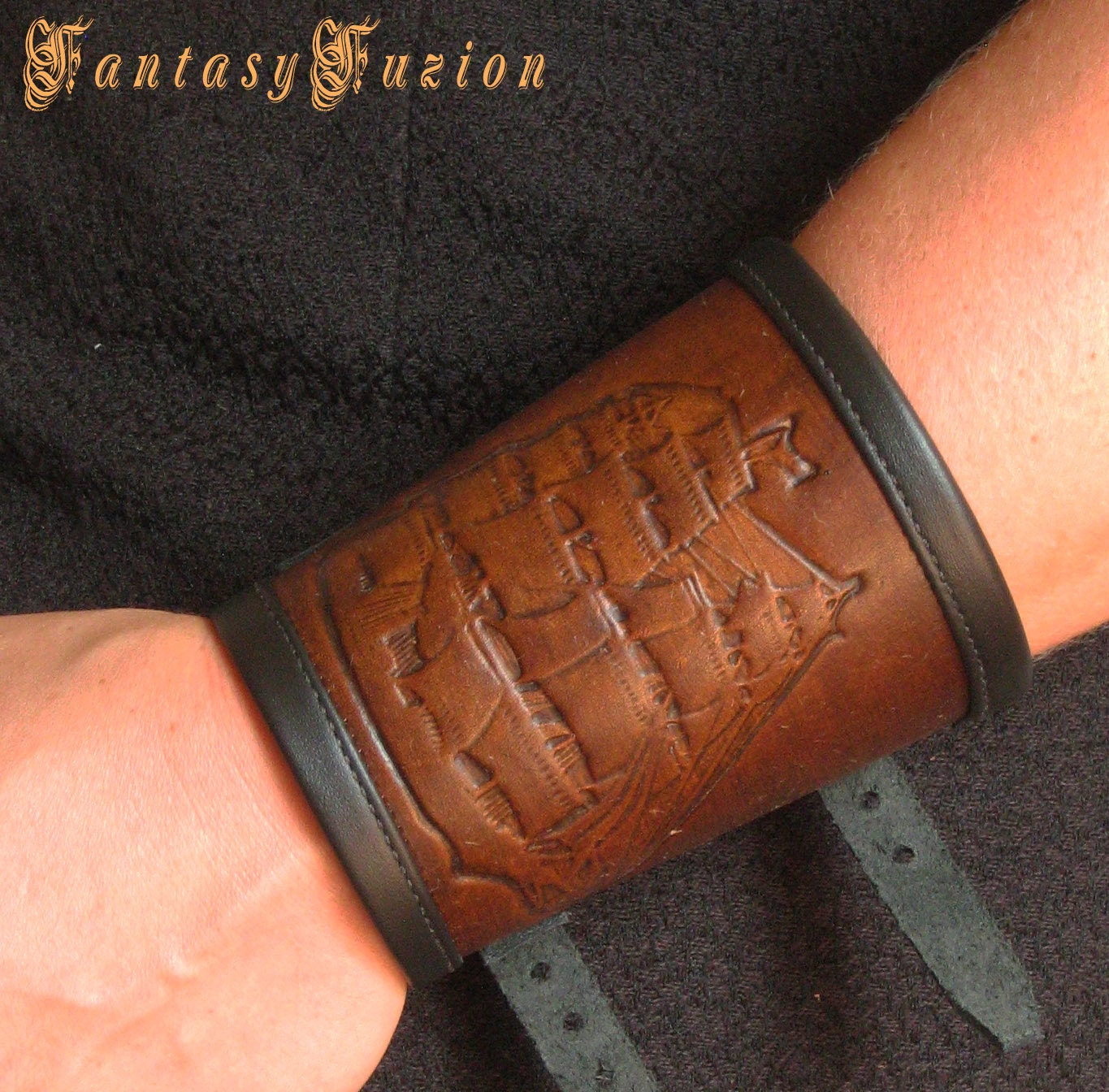 2 Armschienen Jeweils 1 Pirate Renaissance Freibeuter Kapitän Segelschiff Und Piratenkopf Design Leder Manschette - Ein Paar von FantasyFuzion