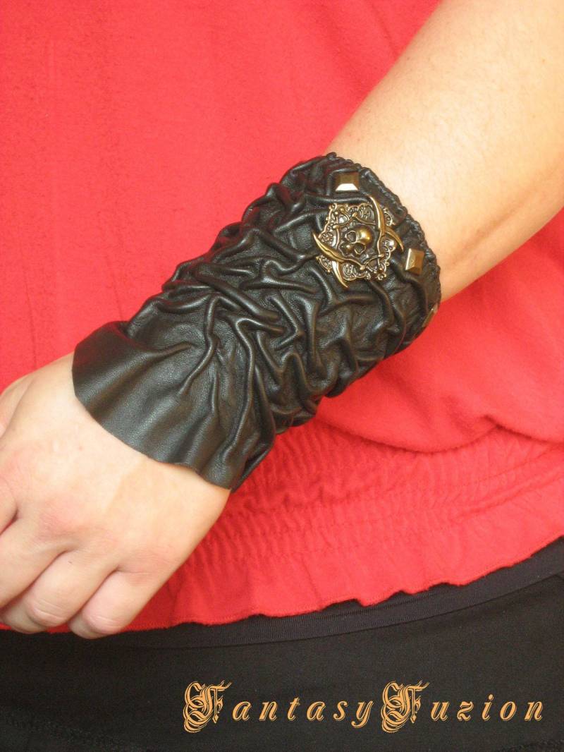 Gothic Rocker Fashion Punk Pirat Leder Armschiene Mit Skull Concho von FantasyFuzion