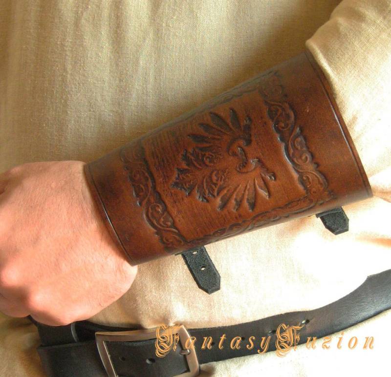 Mittelalterliche Ritter Larp Rüstung Feuervogel Wappen Design Leder Armspange von FantasyFuzion