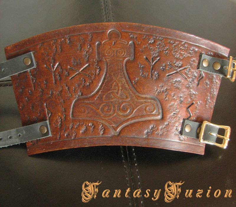 Mittelalterliche Ritter Wikinger Rüstung Runen Keltisch Thorshammer Design Leder Armreif Armschienen - Ein Paar Mittelalterliche Ritter Wikinger Rüstung Runen Keltisch Thorshammer Design Leder Armreif Armschienen - Ein Paar von FantasyFuzion