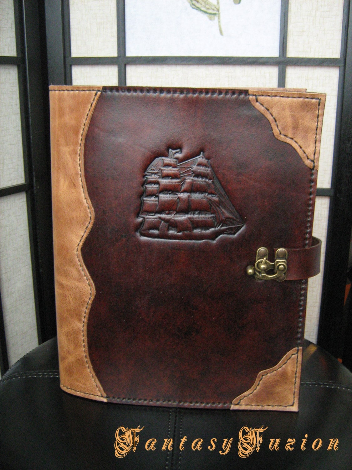 Pirate Renaissance Captain Logbuch Leder Buchhülle Medium | Buchgröße 25x18x1, 8cm Pirate Renaissance Captain Logbuch Leder Buchhülle Medium | Buchgröße 25x18x1, 8cm von FantasyFuzion