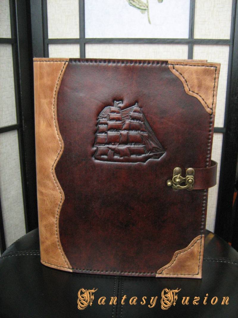 Pirate Renaissance Captain Logbuch Leder Buchhülle Medium | Buchgröße 25x18x1, 8cm Pirate Renaissance Captain Logbuch Leder Buchhülle Medium | Buchgröße 25x18x1, 8cm von FantasyFuzion