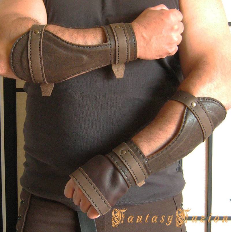 Riddick Cosplay // Mittelalter Unterarm Armschienen Krieger Leder Armschienes von FantasyFuzion