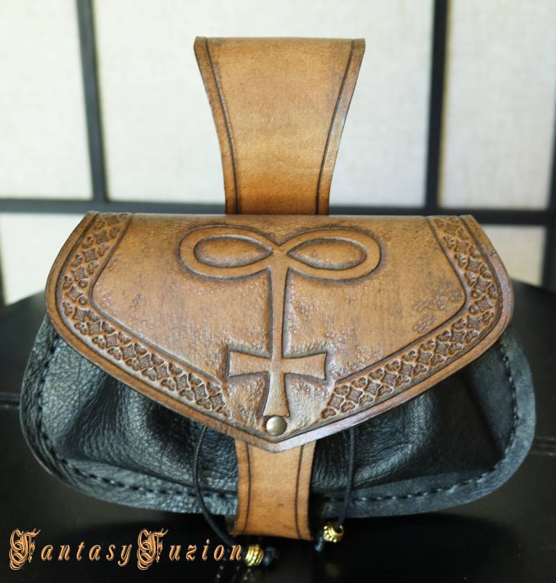 Zauberer Leder Gürteltasche // Mittelalter Larp Kostüm Heiler Alchemistentasche Druide Kleine Ledertasche von FantasyFuzion