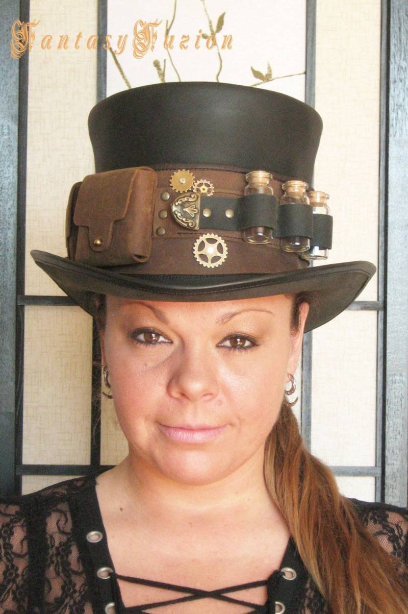 steampunk Hut Futurist Traveller Zahnräder Leder Hohe Mit Taschen Und Glasfläschchen Band 2 Töne von FantasyFuzion