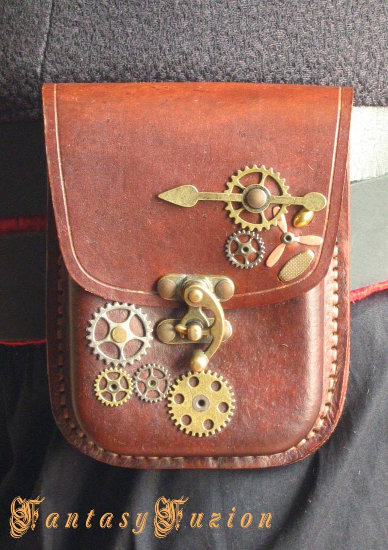 steampunk Industrial Gear Cyber Post Apocaliptic Leather Moulded Gürteltasche steampunk Industrial Gear Cyber Post Apocaliptic Leather Moulded Gürteltasche von FantasyFuzion