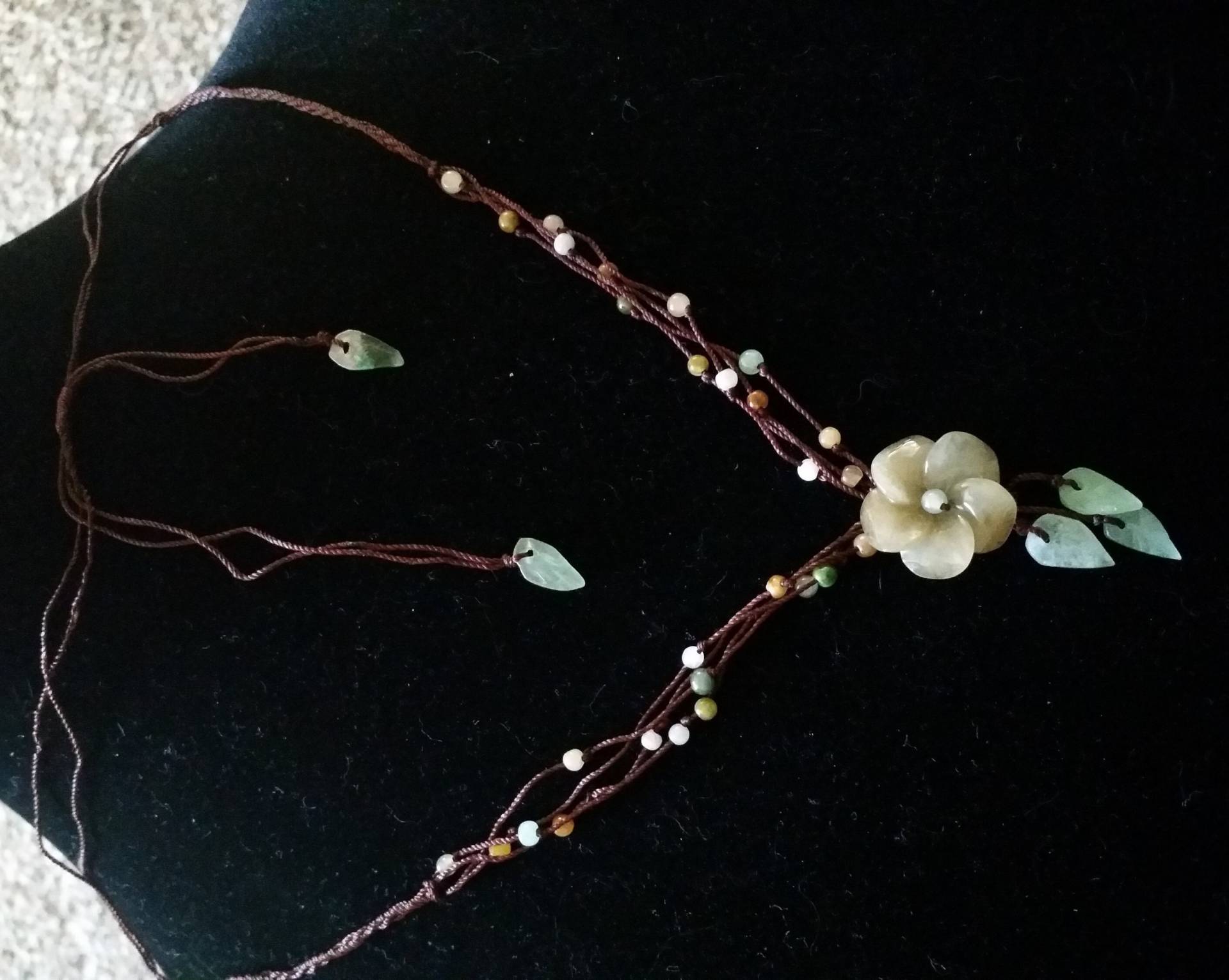 Exquisite Jade Blumen Und Blätter Perlen Vintage Halskette Exquisite Jade Blumen Und Blätter Perlen Vintage Halskette von Fantiquated