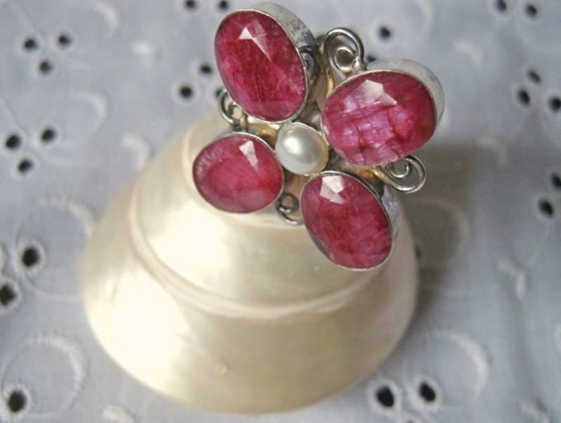 Natürlicher Rubin Und Perle Blume Ring in 925Er Silber Natürlicher Rubin Und Perle Blume Ring in 925Er Silber von FanyRey