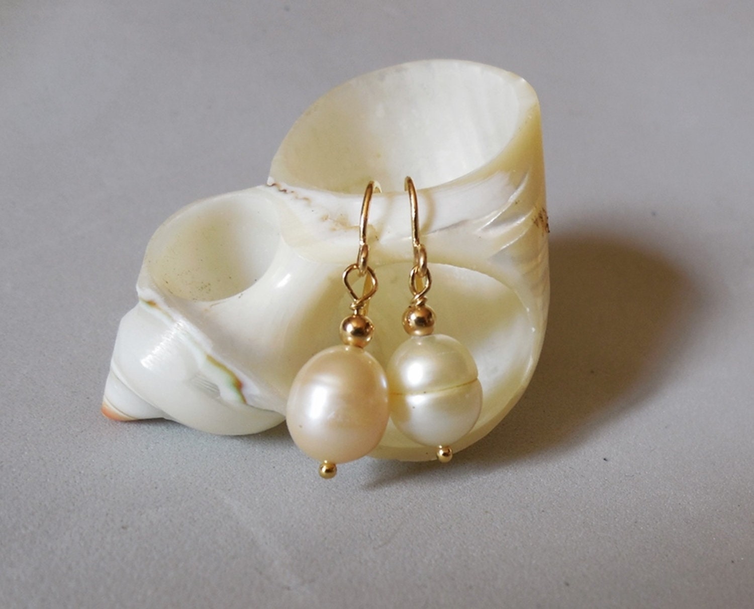 Ohrhänger in Gold Filled 14K Mit Weißer Süßwasserperle Ohrhänger in Gold Filled 14K Mit Weißer Süßwasserperle von FanyRey