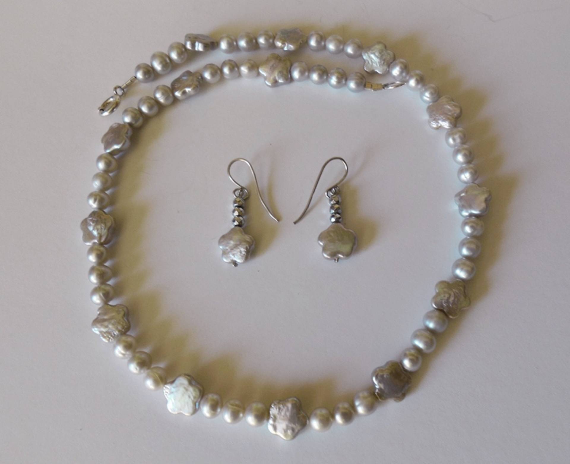 Set Perlenkette Grau Mit Blumen Und 925 Silber Set Perlenkette Grau Mit Blumen Und 925 Silber von FanyRey