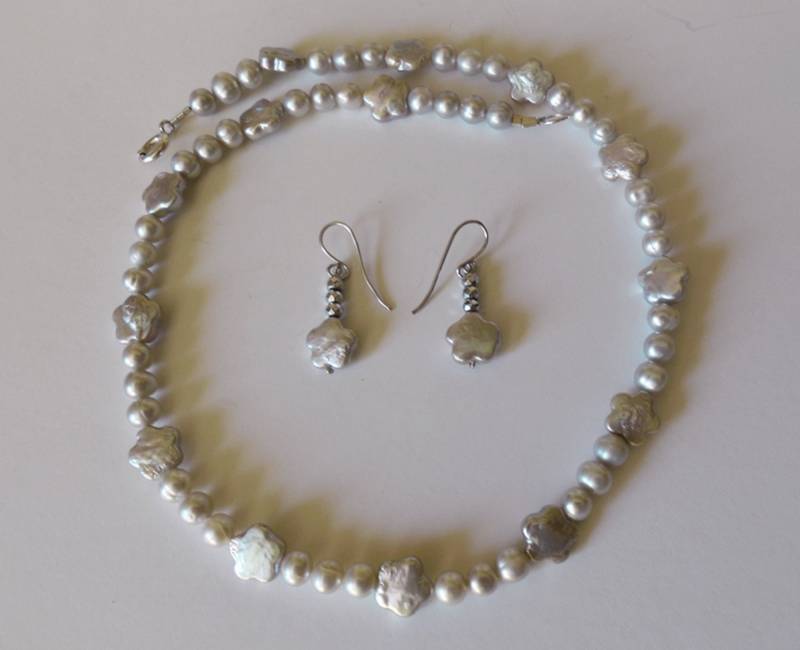 Set Perlenkette Grau Mit Blumen Und 925 Silber Set Perlenkette Grau Mit Blumen Und 925 Silber von FanyRey