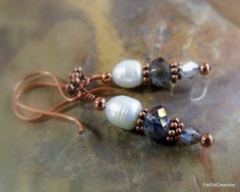 Funkelnde Meerschaum-Perlen Ohrringe in Kupfer von FarOutCreations