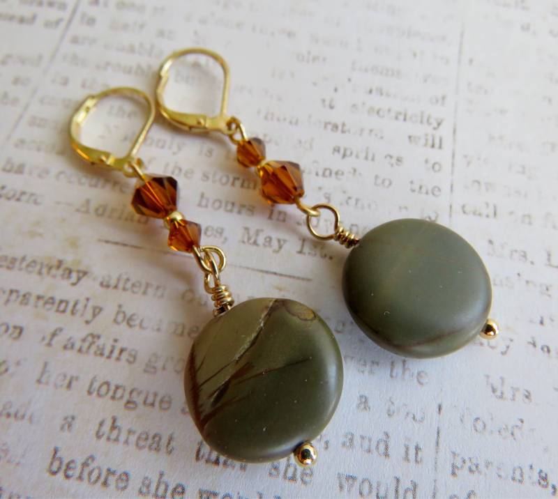 Handgefertigte Grüne Jaspis Ohrringe, Bernstein Kristalle, 18K Vergoldung von FarOutCreations