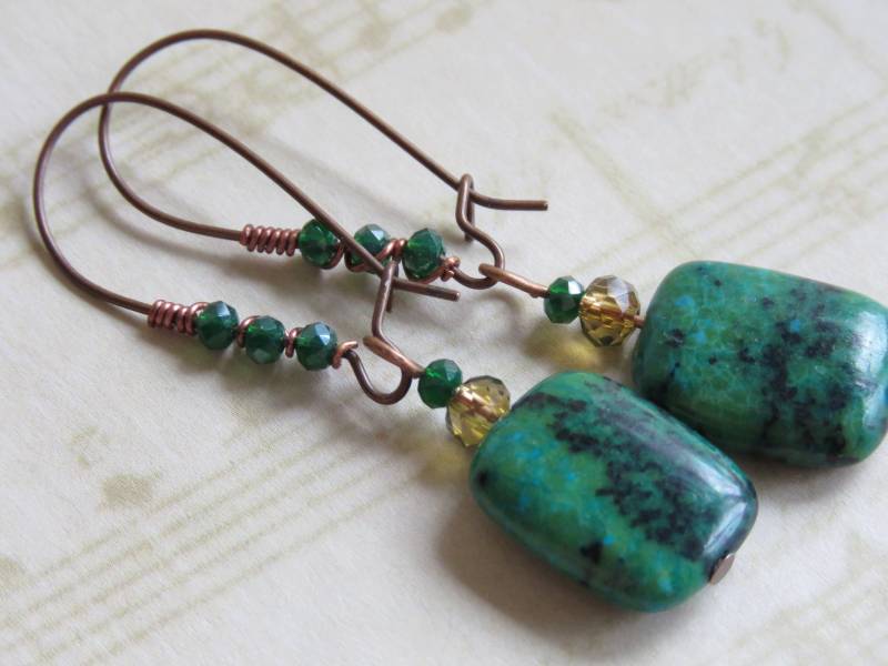 Grüne Jaspis-stein-Ohrringe An Antiken Kupfer-Brisuren Mit Smaragdgrünen Kristallen von FarOutCreations