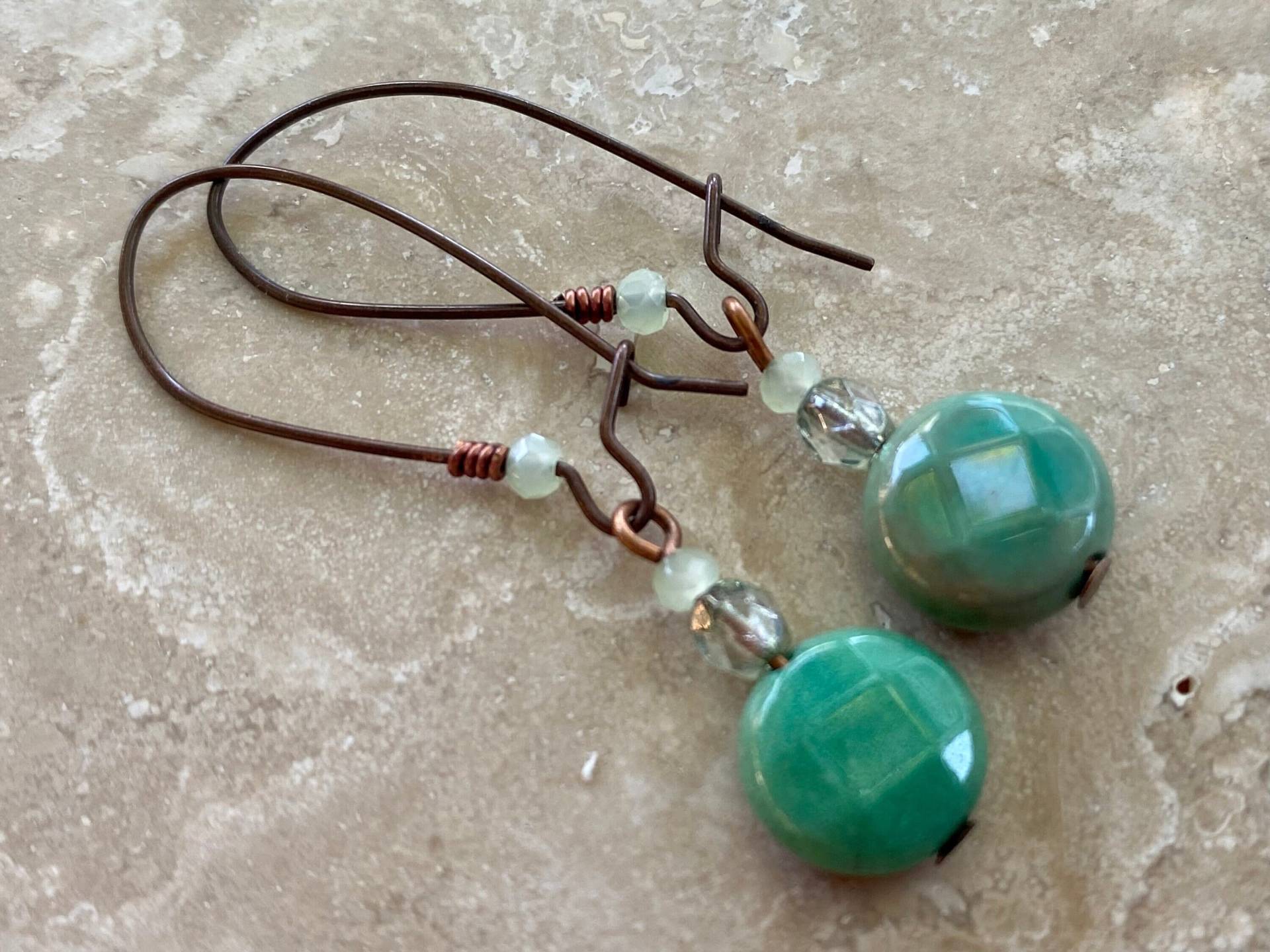 Grüner Opal Kupfer Baumeln Ohrringe, Draht Gewickelt Kidney Wire von FarOutCreations