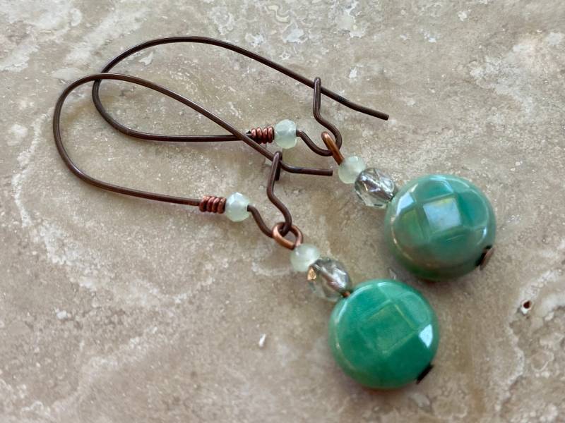 Grüner Opal Kupfer Baumeln Ohrringe, Draht Gewickelt Kidney Wire von FarOutCreations