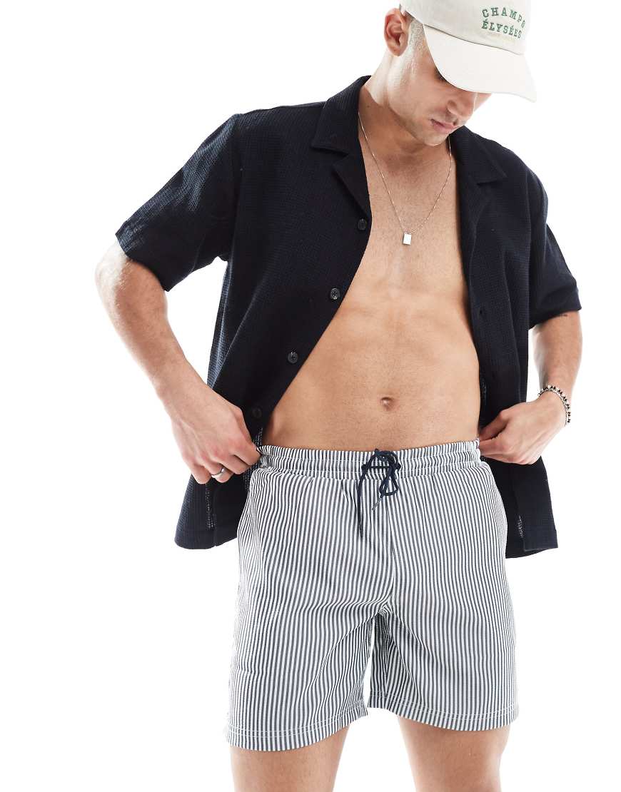 Farah - Colbert - Gestreifte Seersucker-Badeshorts in Marineblau und Weiß von Farah