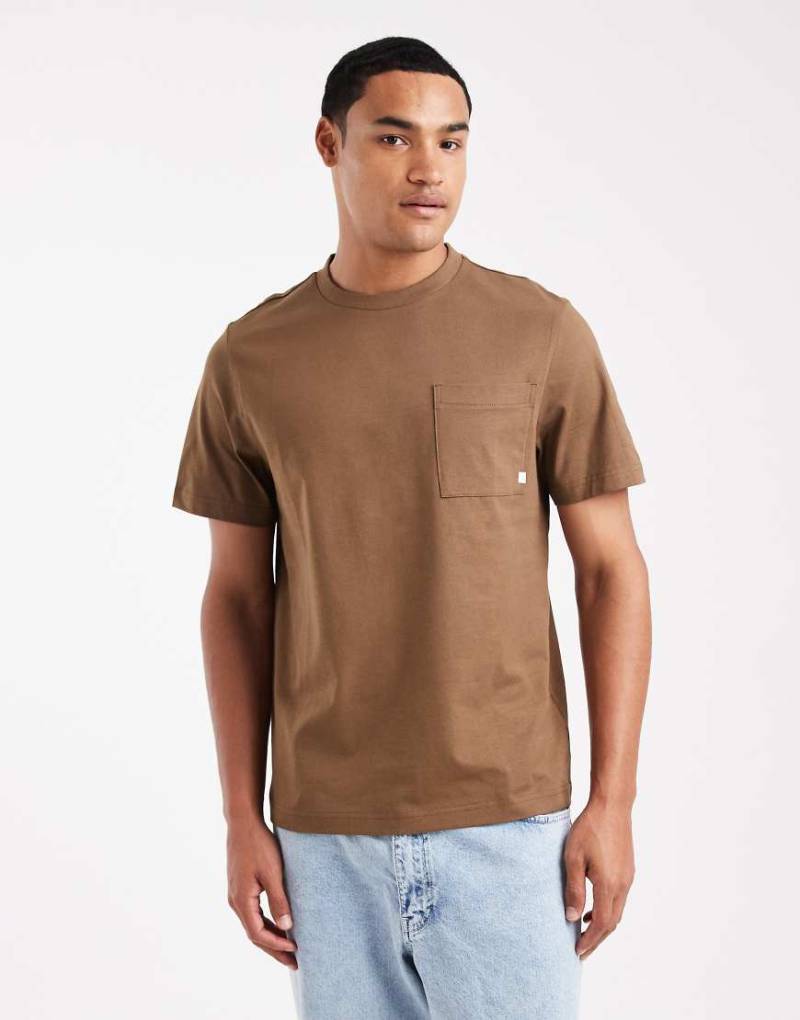 Farah - Stacy - T-Shirt in Braun mit Brusttasche-Brown von Farah