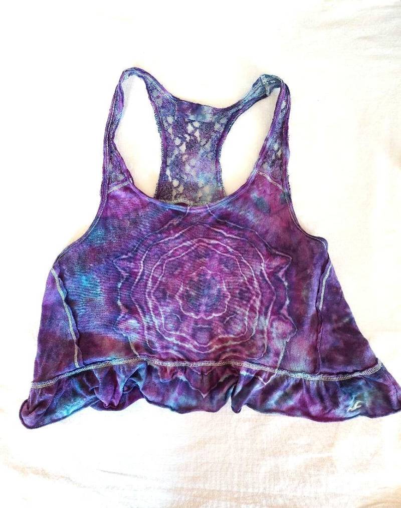Tie Dye/ Batik - Top Mit Kleinem Mandala Tie Dye/ Batik - Top Mit Kleinem Mandala von FarbenRauschmitHerz