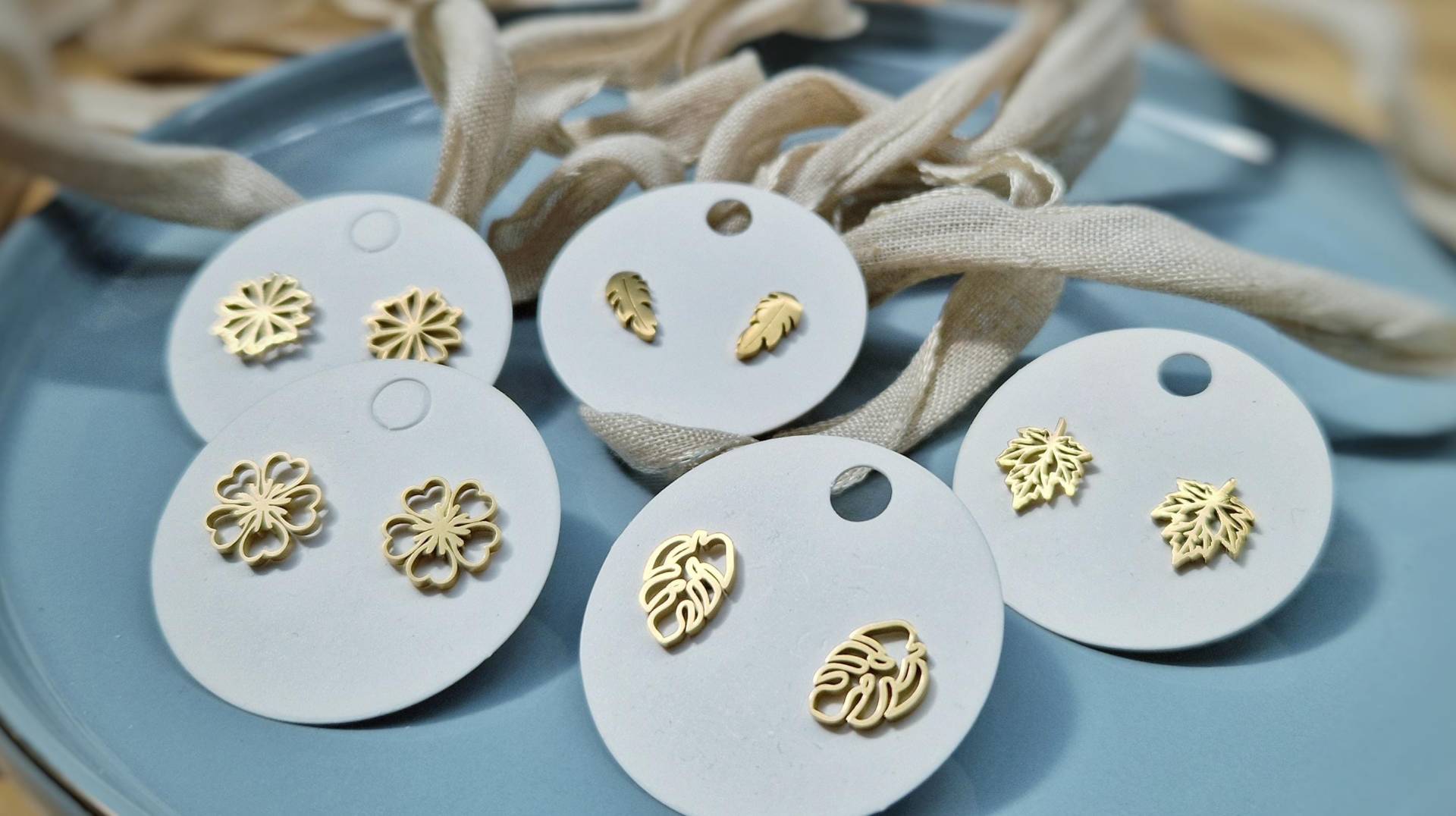 Kleine Goldene Edelstahl-Ohrstecker Blatt - Zierlich Elegant Monstera Ahorn Blume Gänseblümchen Blüte Sommer Kleine Goldene Edelstahl-Ohrstecker Blatt - Zierlich Elegant Monstera Ahorn Blume Gänseblümchen Blüte Sommer von Farbensinn