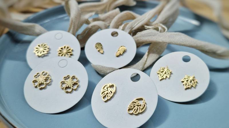 Kleine Goldene Edelstahl-Ohrstecker Blatt - Zierlich Elegant Monstera Ahorn Blume Gänseblümchen Blüte Sommer Kleine Goldene Edelstahl-Ohrstecker Blatt - Zierlich Elegant Monstera Ahorn Blume Gänseblümchen Blüte Sommer von Farbensinn