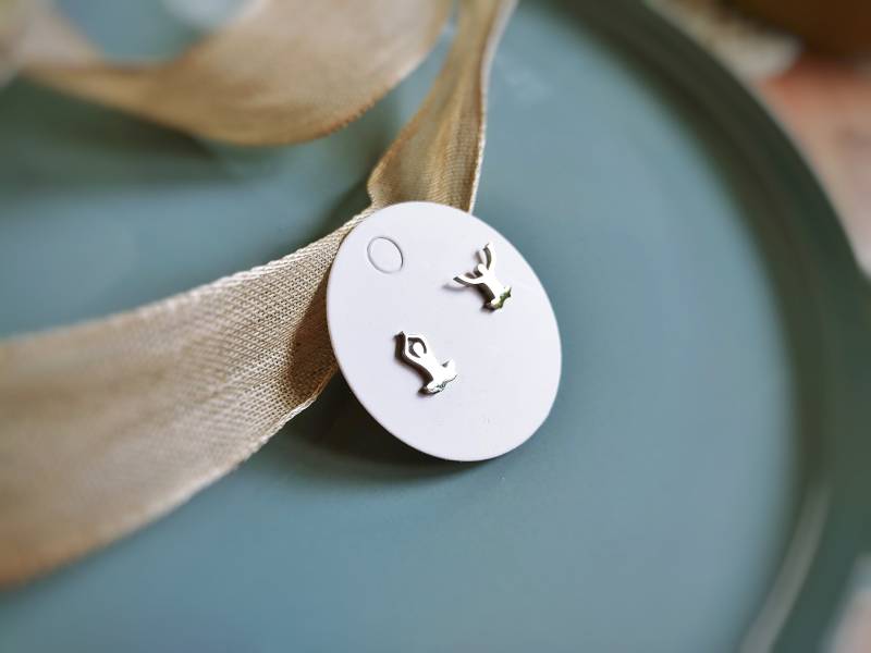 Kleine Silberne & Goldene, Roségoldene Edelstahl-Ohrstecker Yoga - Ohrringe Meditation Asanas Sport Entspannung Kleine Silberne & Goldene, Roségoldene Edelstahl-Ohrstecker Yoga - Ohrringe Meditation Asanas Sport Entspannung von Farbensinn