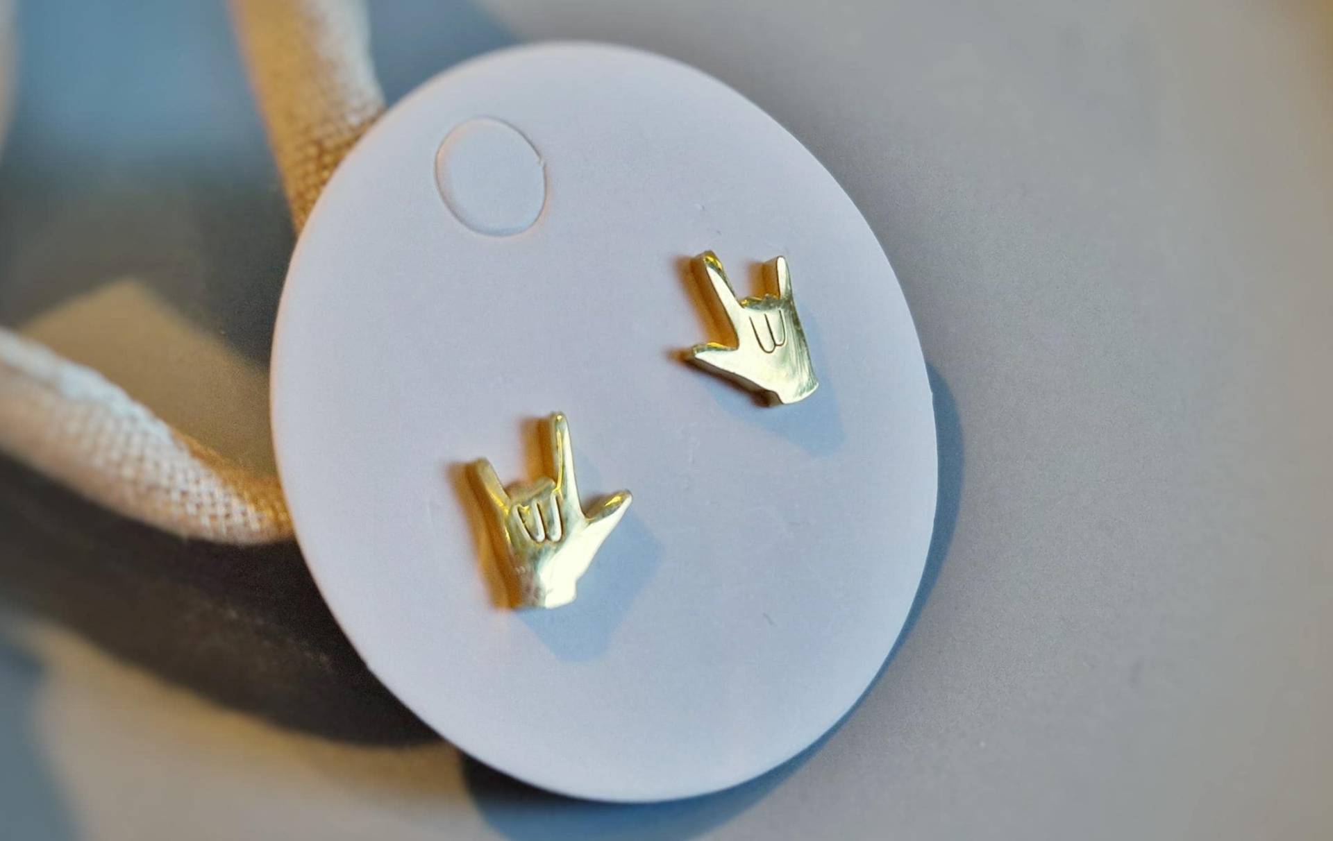 Kleine Silberne & Goldene Edelstahl-Ohrstecker Mano Cornuta - Heavy Metal Handzeichen- Frech Statement Musik Kleine Silberne & Goldene Edelstahl-Ohrstecker Mano Cornuta - Heavy Metal Handzeichen- Frech Statement Musik von Farbensinn