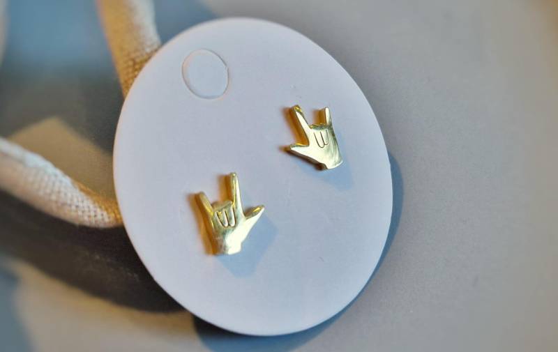 Kleine Silberne & Goldene Edelstahl-Ohrstecker Mano Cornuta - Heavy Metal Handzeichen- Frech Statement Musik Kleine Silberne & Goldene Edelstahl-Ohrstecker Mano Cornuta - Heavy Metal Handzeichen- Frech Statement Musik von Farbensinn