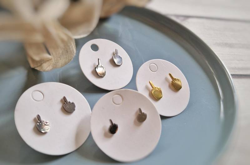 Kleine Silberne & Goldene Edelstahl-Ohrstecker Stinkefinger/Mittelfinger - Für Empfindliche Ohren Frech Statement Punk von Farbensinn