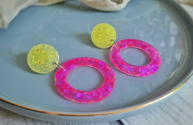 Leichte Neongelb-Neonpinke Statementohrringe & Boho-Ohrhänger Mit Glitzer - Handgegossene Und -Montierte Bunte Schmuckunikate Artsy von Farbensinn