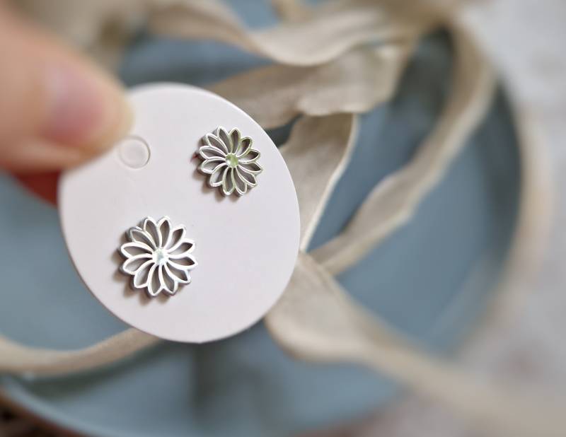 Silberne Edelstahl-Ohrstecker Gänseblümchen - Blüte Ohrringe Zierlich Blume Pflanze Frühling Sommer Silberne Edelstahl-Ohrstecker Gänseblümchen - Blüte Ohrringe Zierlich Blume Pflanze Frühling Sommer von Farbensinn